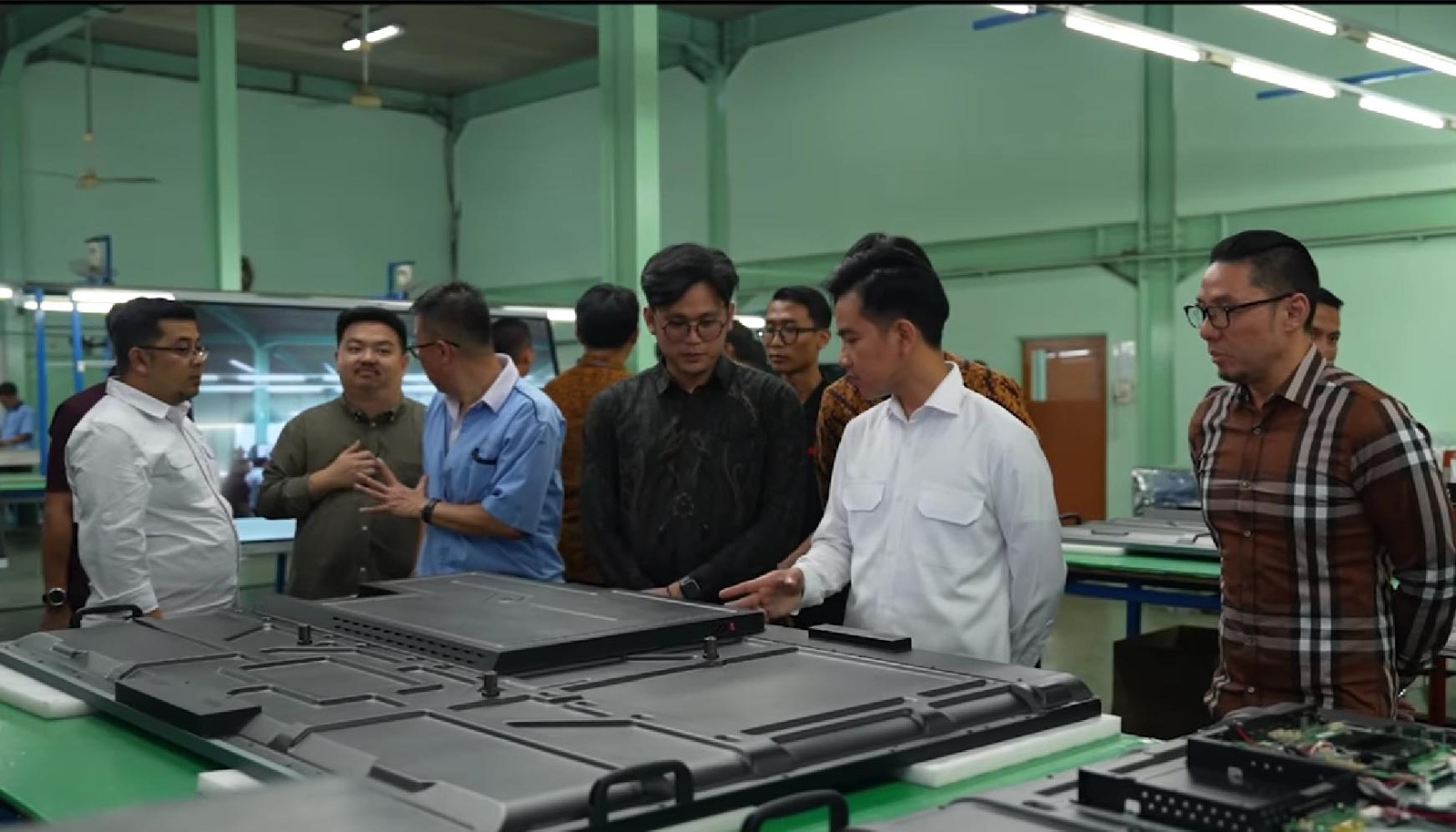 Teknisi sedang menguji prototipe teknologi di laboratorium Indonesia