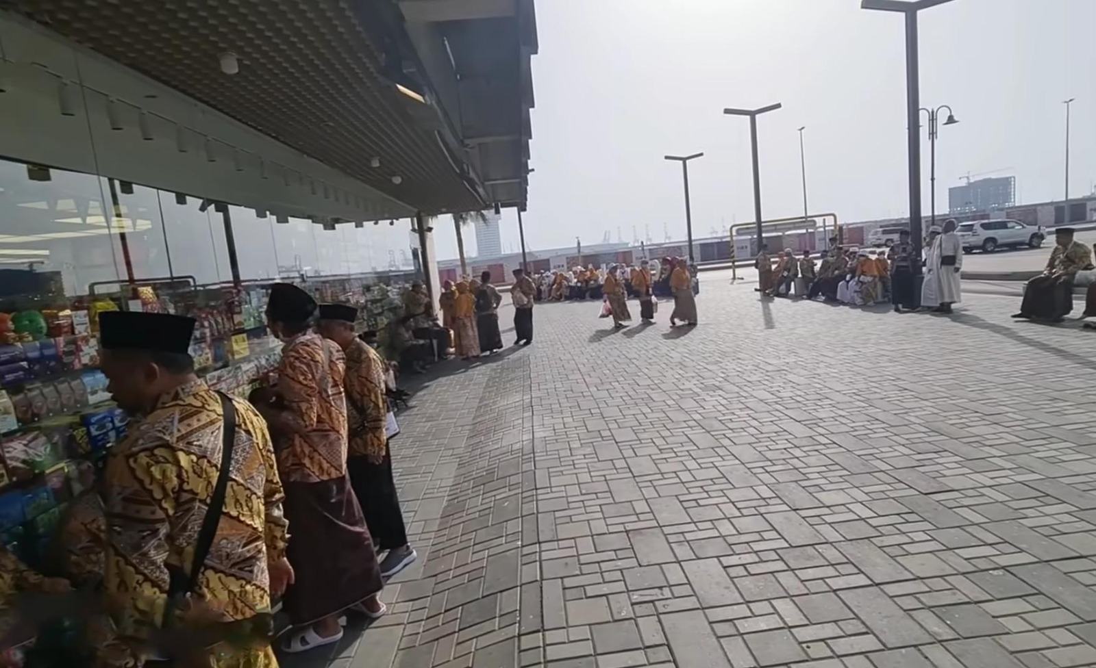 Seorang perempuan berjalan di sekitar Masjidil Haram