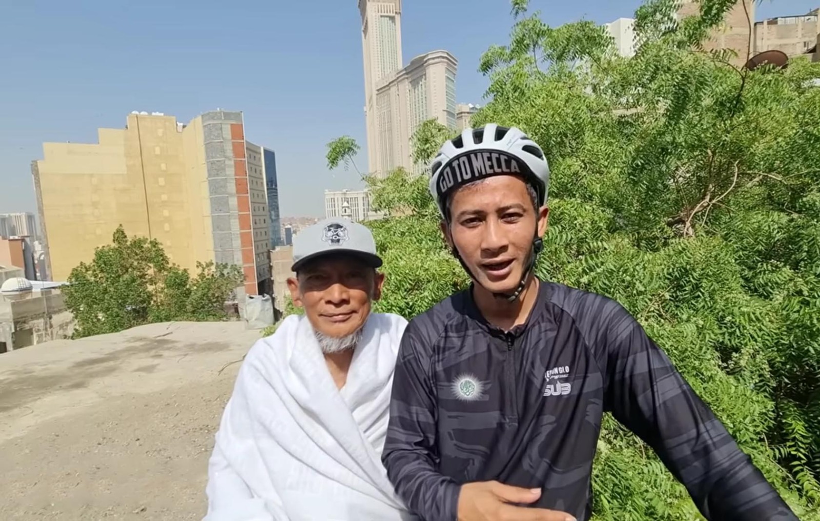 Pesepeda Muslim melintasi gurun menuju Mekkah dalam perjalanan spiritual haji