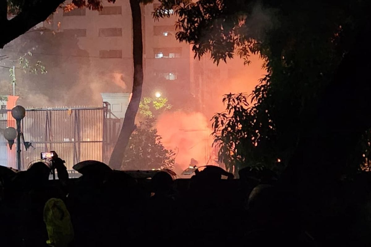 KOLOM NASIONAL EDISI 159 Situasi demo ricuh di depan Gedung DPR, Senayan, Jakarta, Jumat (29/8/2025) malam sekitar pukul 21.00 WIB. (KOMPAS.com/ADHYASTA DIRGANTARA)