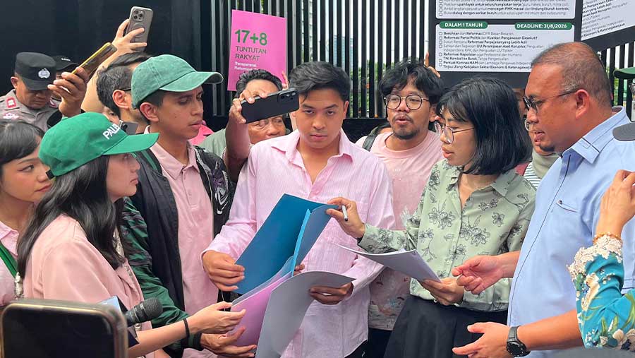 Para influencer datangi DPR RI untuk memberikan tuntutan 17+8. (Muhammad Fikri/bloombergtechnoz.com)