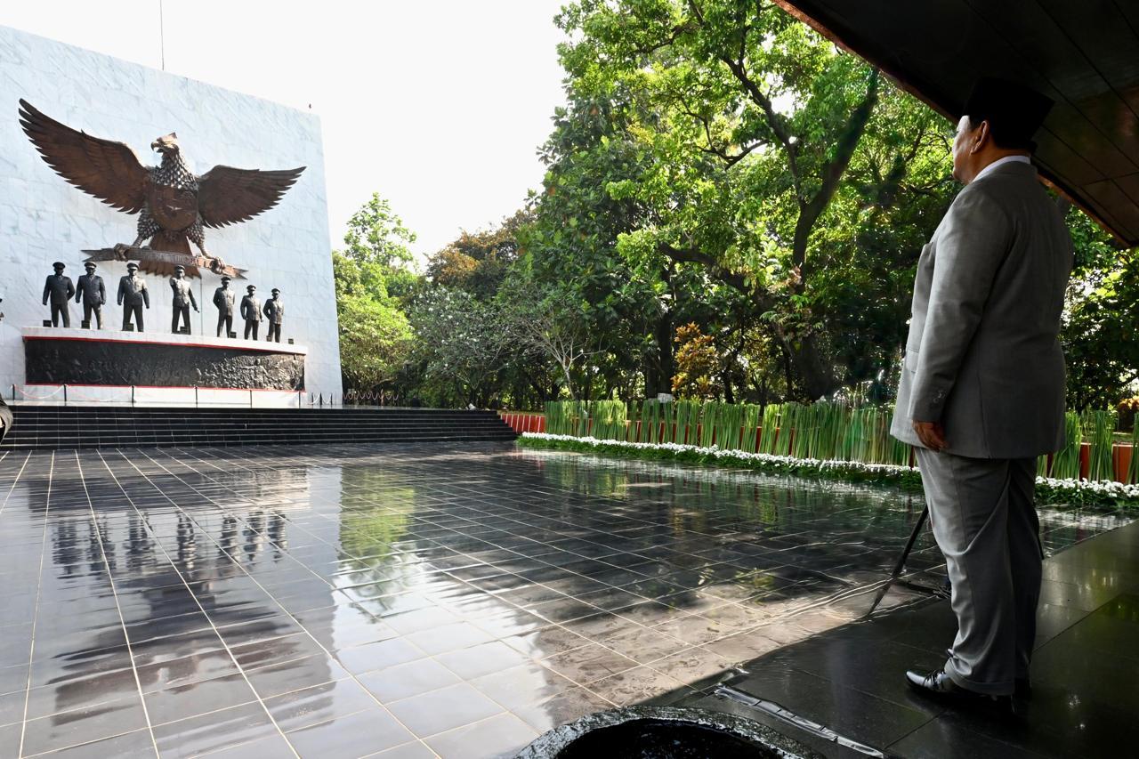Presiden Republik Indonesia Prabowo Subianto bertindak sebagai pemimpin upacara hari kesaktian Pancasila di Monumen Pancasila Sakti, Lubang Buaya, Jakarta