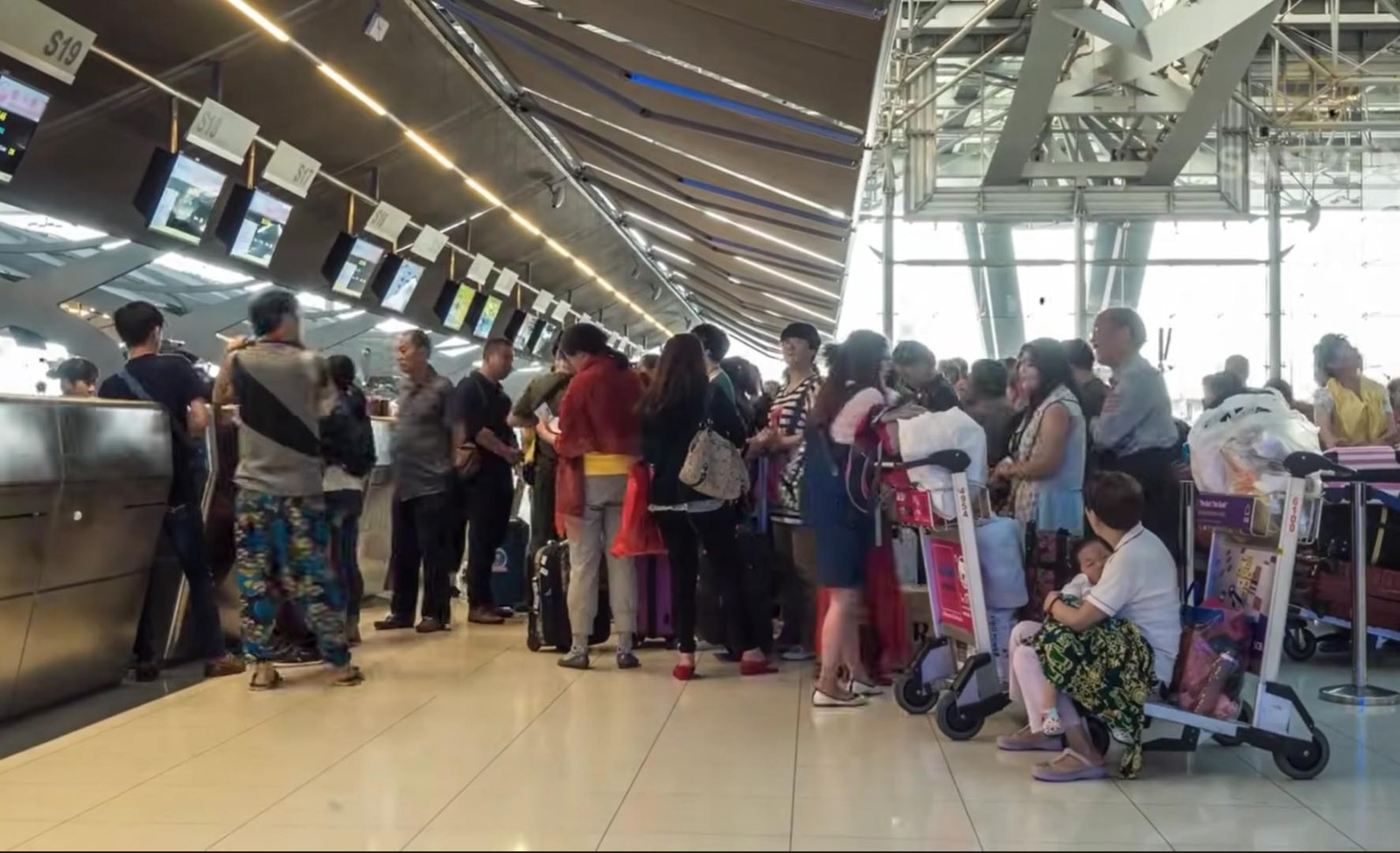 aktivitas ekonomi di bandara saat mudik lebaran meningkat