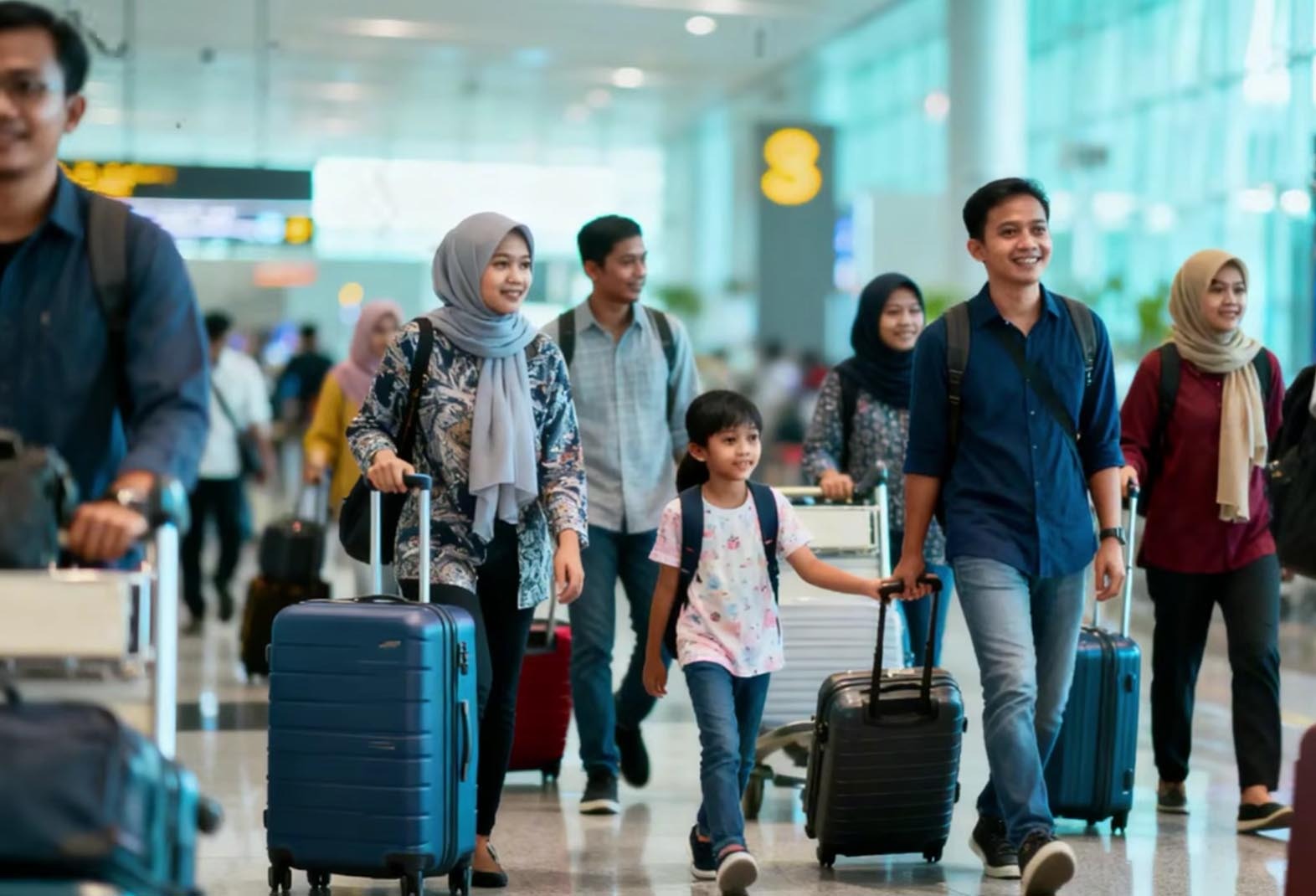antrean panjang pemudik di bandara menjelang lebaran