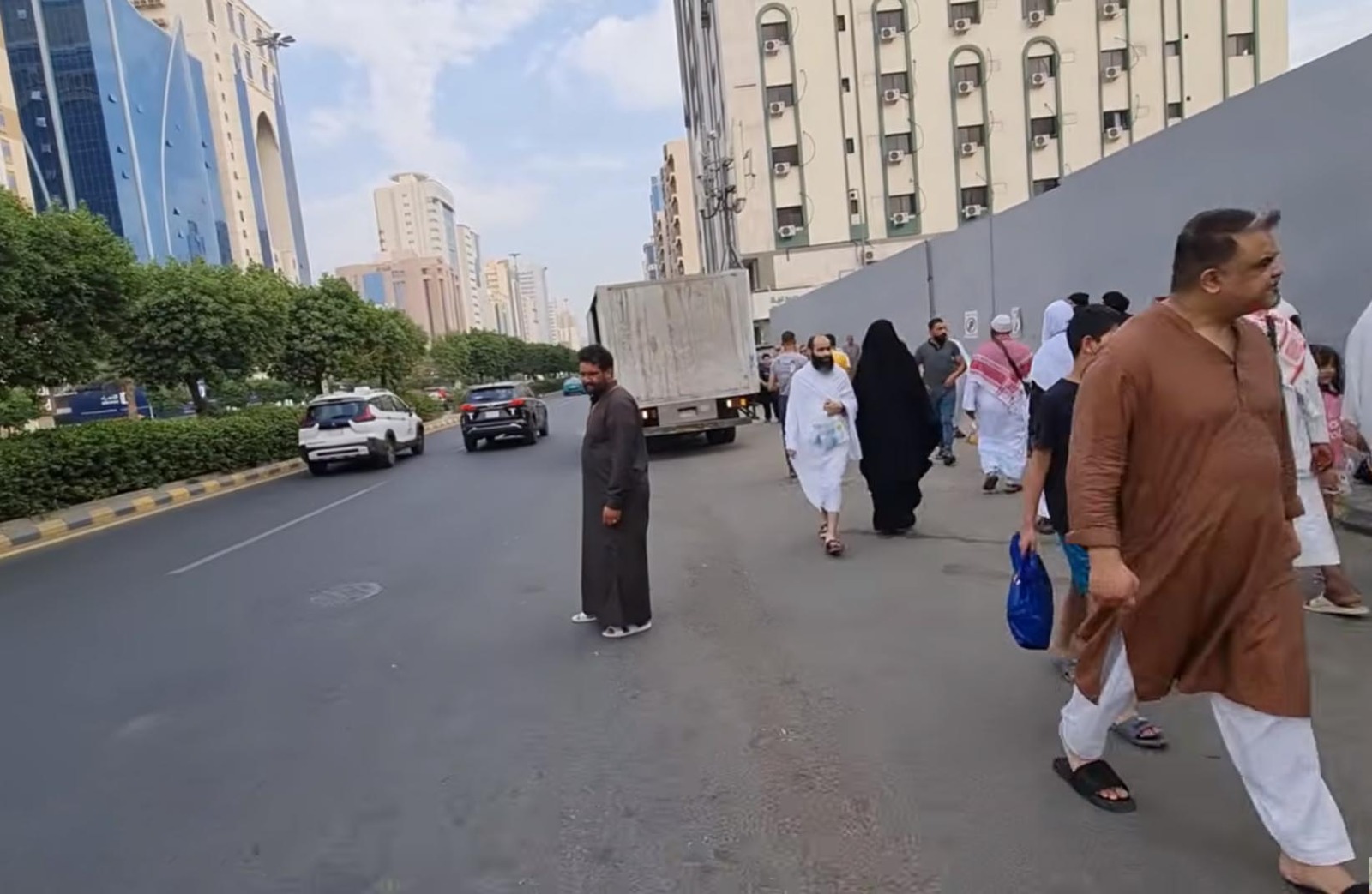 keramaian jamaah di makkah menuju masjidil haram saat ramadan