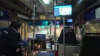 Bus kota Bangkok dengan desain modern berwarna biru yang ramah lingkungan