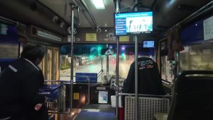 Bus kota Bangkok dengan desain modern berwarna biru yang ramah lingkungan