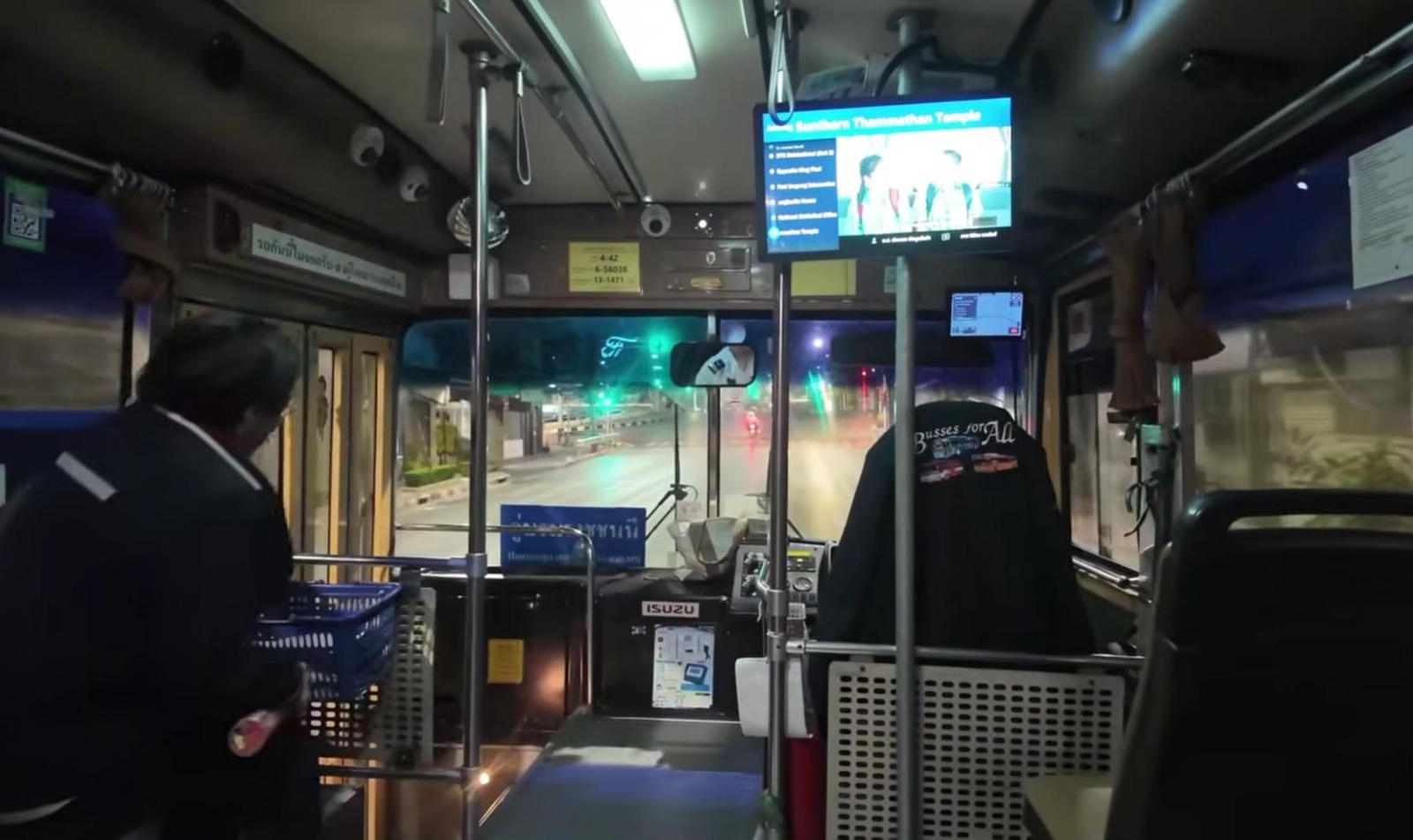 Bus kota Bangkok dengan desain modern berwarna biru yang ramah lingkungan