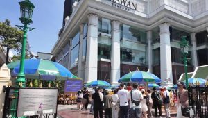 Panorama kota Bangkok dengan gedung modern dan kuil tradisional Thailand.