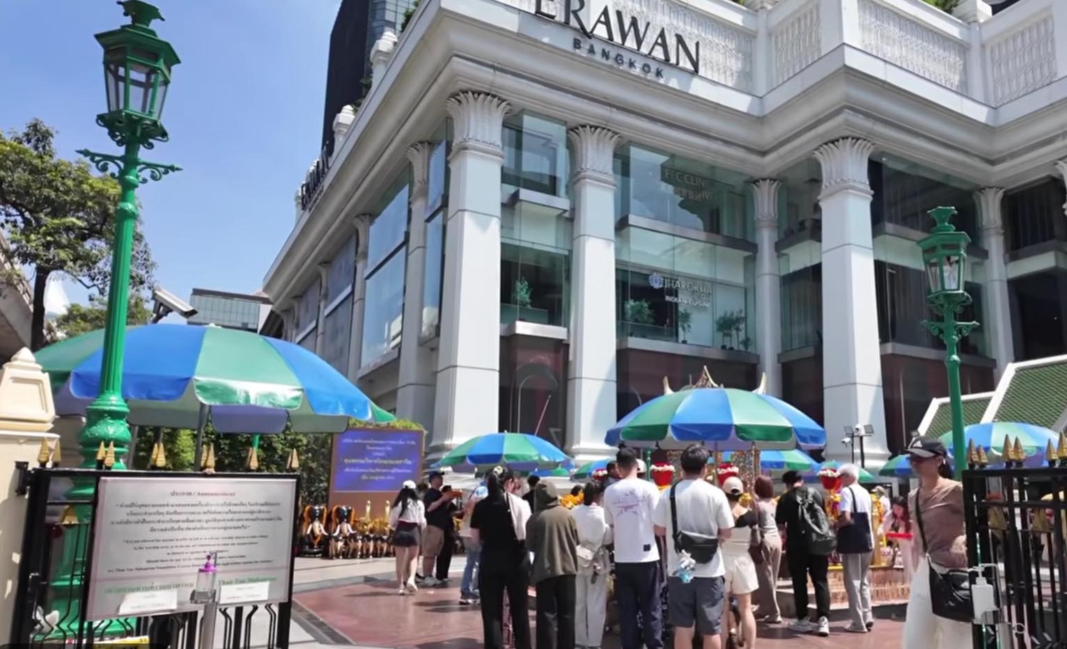 Panorama kota Bangkok dengan gedung modern dan kuil tradisional Thailand.