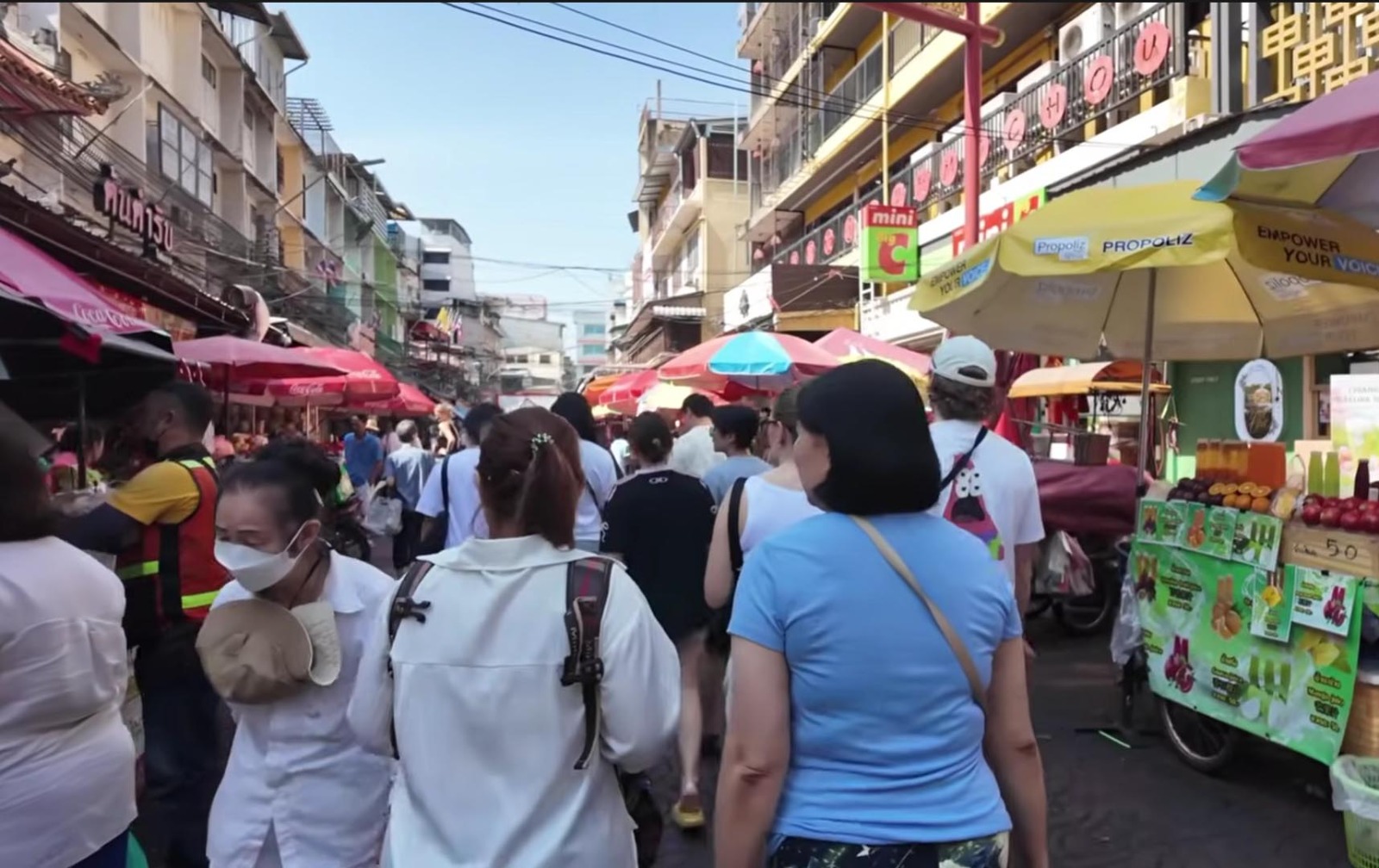 Wisatawan perempuan solo sedang berfoto di depan bangunan bersejarah Thailand
