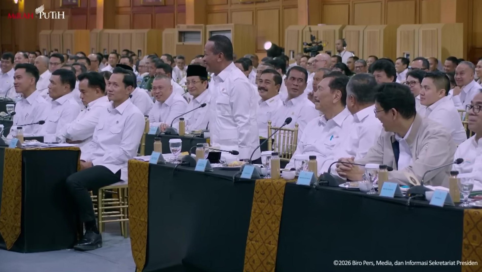 ilustrasi hukum dan kebijakan sektor pangan energi AI