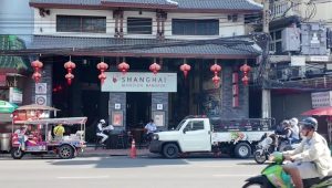 Suasana padat dan ikonik di Yaowarat Road, Chinatown Bangkok pada malam hari