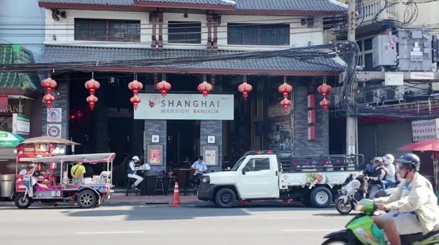 Suasana padat dan ikonik di Yaowarat Road, Chinatown Bangkok pada malam hari
