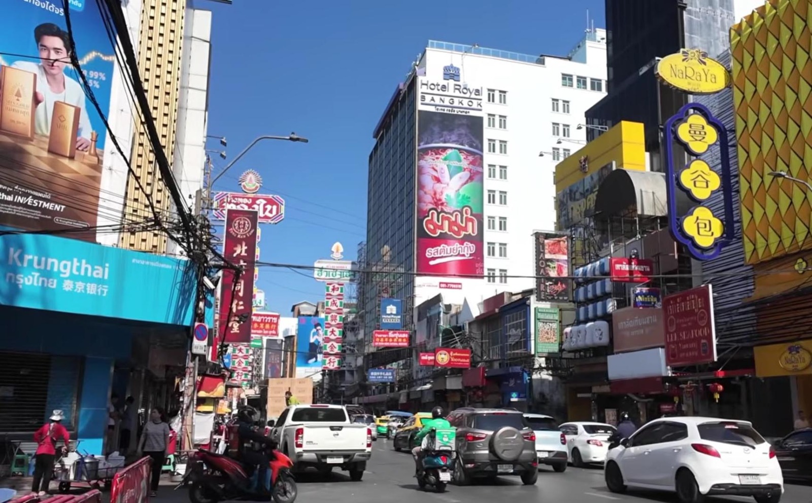 Bus wisata malam dua tingkat di jalanan kota Bangkok dengan latar lampu kota
