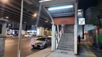 Jalur pejalan kaki layang atau skywalk di Bangkok yang ramai dan tertata