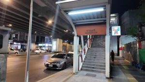 Jalur pejalan kaki layang atau skywalk di Bangkok yang ramai dan tertata