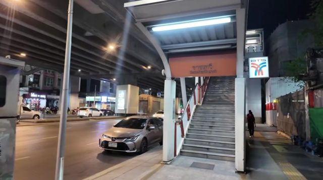 Jalur pejalan kaki layang atau skywalk di Bangkok yang ramai dan tertata
