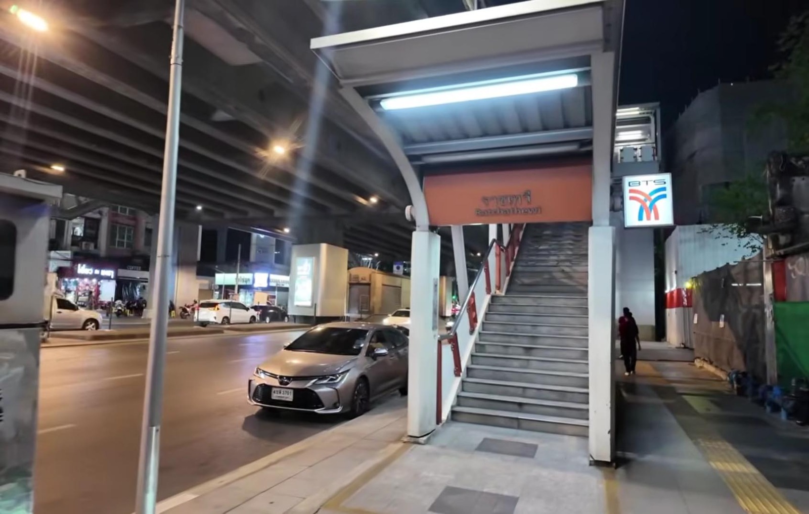 Jalur pejalan kaki layang atau skywalk di Bangkok yang ramai dan tertata