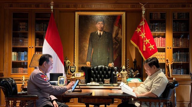 Presiden Prabowo Subianto sedang berdiskusi intensif dengan Kapolri di Istana Negara mengenai penguatan keamanan nasional dan sinkronisasi program strategis Polri