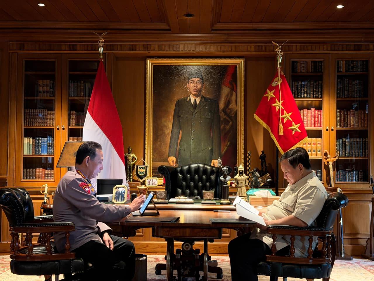 Presiden Prabowo Subianto sedang berdiskusi intensif dengan Kapolri di Istana Negara mengenai penguatan keamanan nasional dan sinkronisasi program strategis Polri