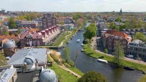 Penataan kanal perkotaan yang jernih dan asri di pusat kota Den Haag