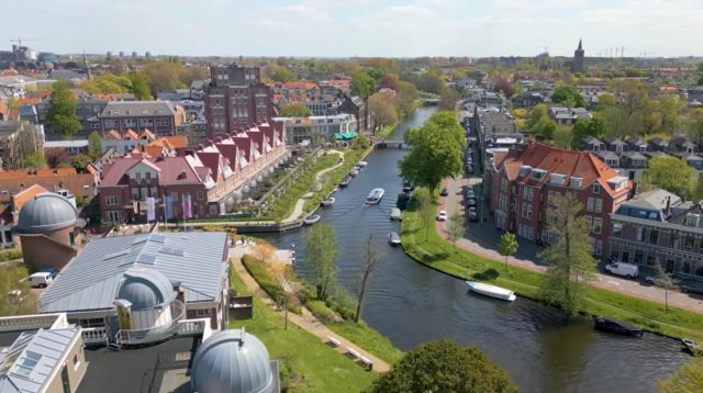 Penataan kanal perkotaan yang jernih dan asri di pusat kota Den Haag