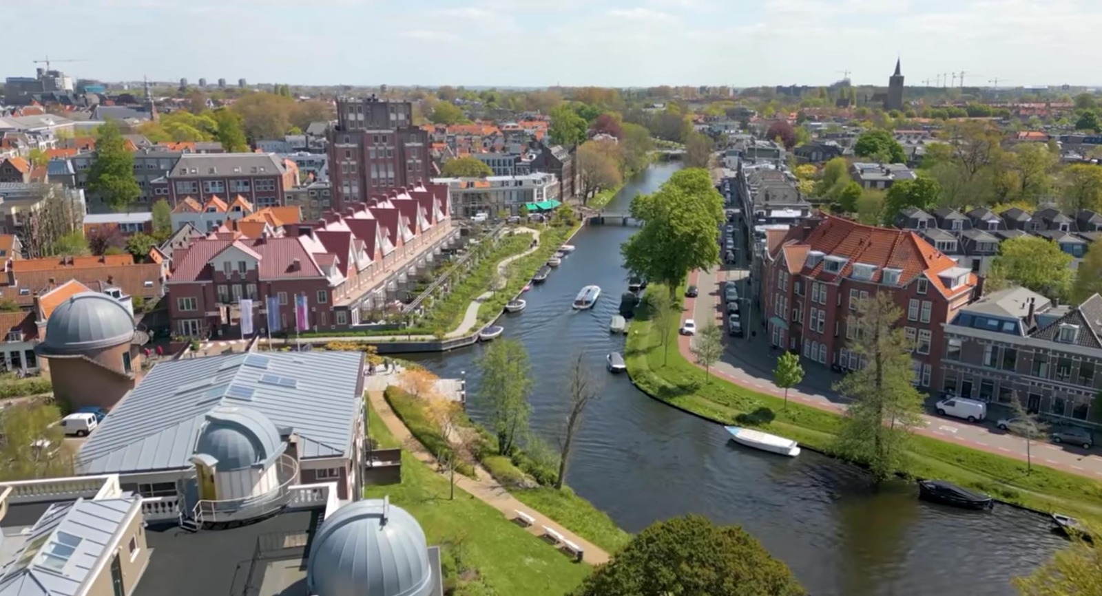 Penataan kanal perkotaan yang jernih dan asri di pusat kota Den Haag