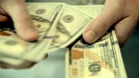 Ilustrasi belanja dengan mata uang Dolar Singapura dan Rupiah.