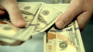 Ilustrasi belanja dengan mata uang Dolar Singapura dan Rupiah.