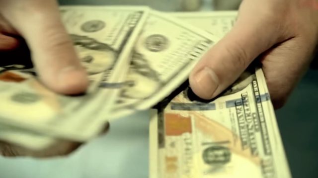 Ilustrasi belanja dengan mata uang Dolar Singapura dan Rupiah.