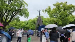 Gedung-gedung perkantoran modern dan pusat bisnis yang berdiri megah di kawasan Hiroshima.