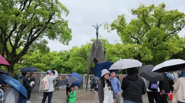 Gedung-gedung perkantoran modern dan pusat bisnis yang berdiri megah di kawasan Hiroshima.