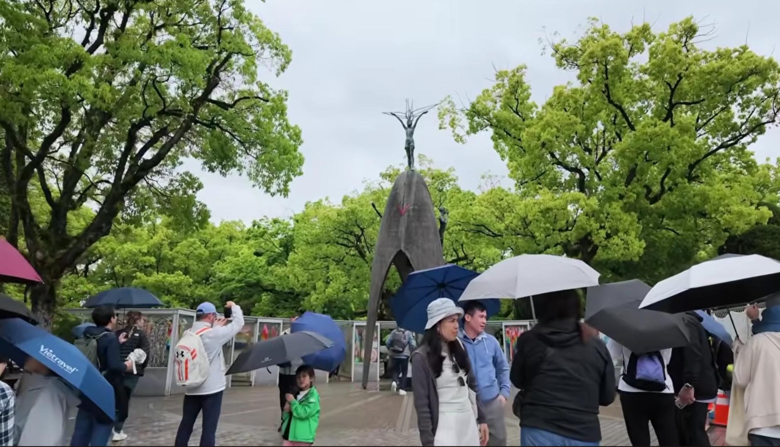 Gedung-gedung perkantoran modern dan pusat bisnis yang berdiri megah di kawasan Hiroshima.