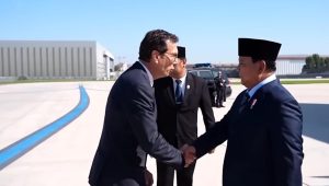 Jabat tangan resmi saat kunjungan kerja Presiden Prabowo di Paris dalam rangka penguatan ekonomi bilateral