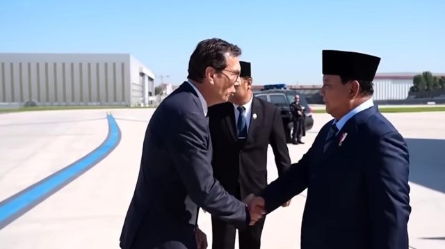 Jabat tangan resmi saat kunjungan kerja Presiden Prabowo di Paris dalam rangka penguatan ekonomi bilateral