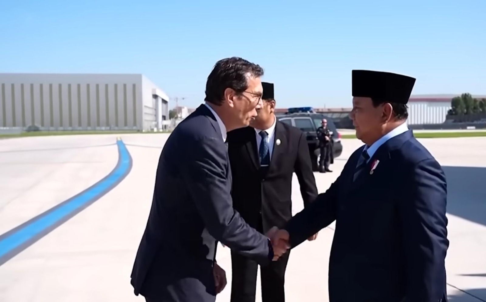 Jabat tangan resmi saat kunjungan kerja Presiden Prabowo di Paris dalam rangka penguatan ekonomi bilateral