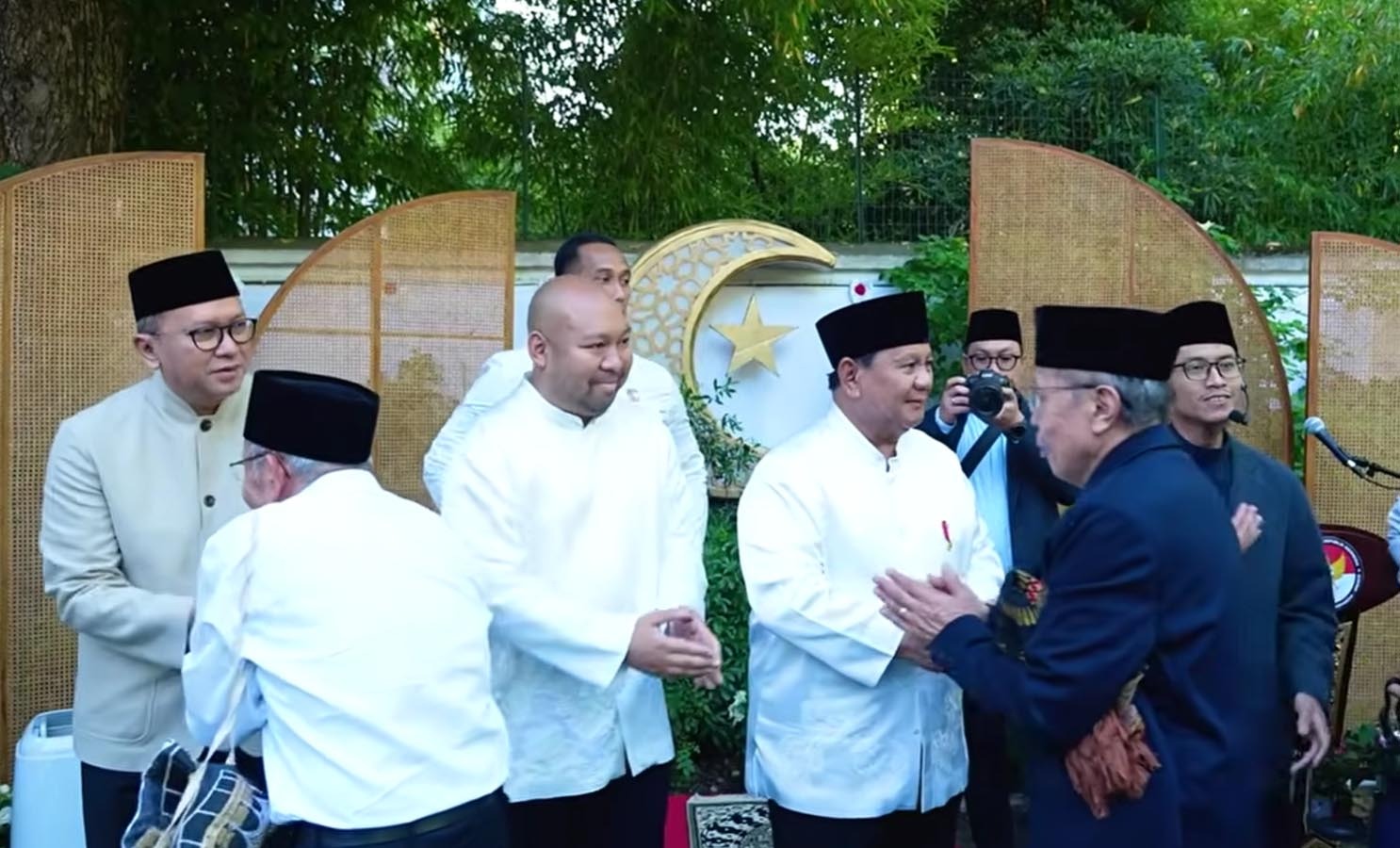 shalat-idul-adha-presiden-prabowo-di-paris Suasana khidmat Shalat Idul Adha Presiden Prabowo di Paris bersama jamaah diaspora Indonesia di Wisma Nusantara