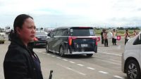 Wartawan perempuan sedang bekerja di pusat media KTT ASEAN
