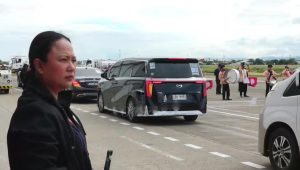 Wartawan perempuan sedang bekerja di pusat media KTT ASEAN