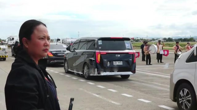 Wartawan perempuan sedang bekerja di pusat media KTT ASEAN