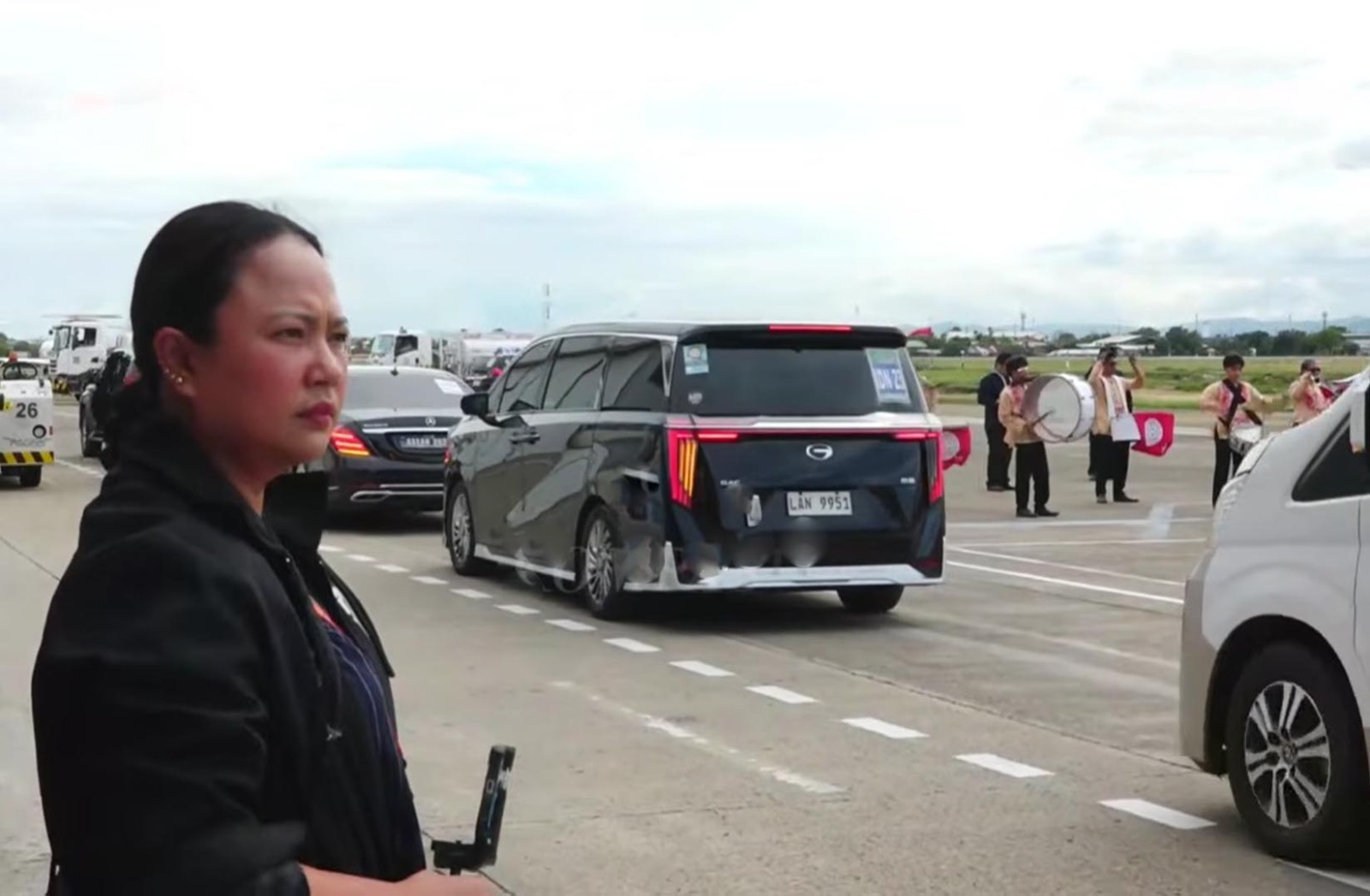 Wartawan perempuan sedang bekerja di pusat media KTT ASEAN