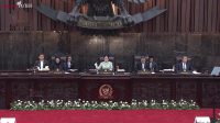 Puan Maharani berdiri tegak di podium ruang pimpinan panggung sidang utama DPR RI Senayan.