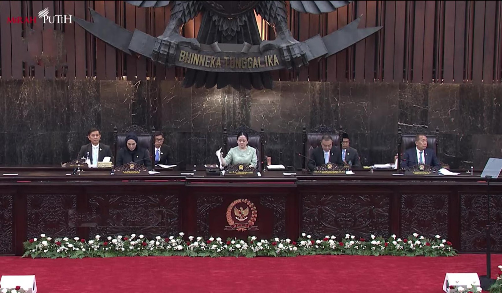 KOLOM GENDER EDISI 197 Puan Maharani berdiri tegak di podium ruang pimpinan panggung sidang utama DPR RI Senayan.
