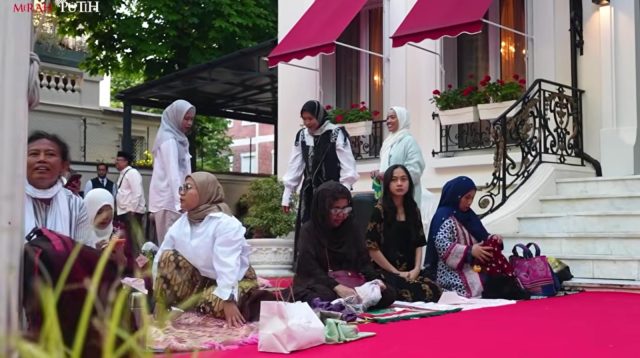 Potret kebersamaan perempuan Indonesia di Paris yang mengenakan busana muslim tradisional di Wisma Nusantara