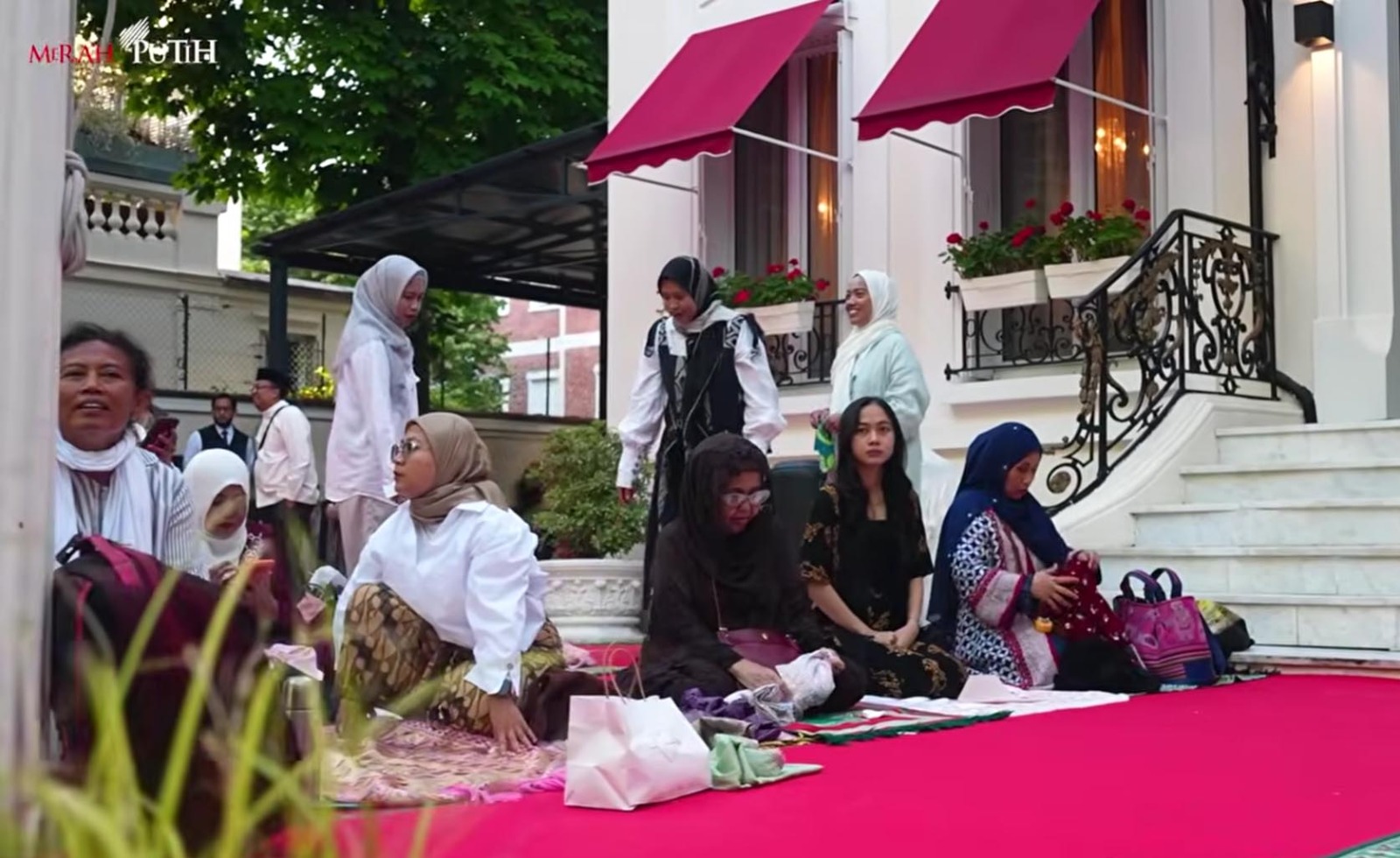 Potret kebersamaan perempuan Indonesia di Paris yang mengenakan busana muslim tradisional di Wisma Nusantara