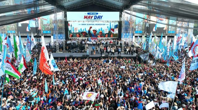 Presiden Prabowo Subianto menyapa massa buruh di Lapangan Silang Monas pada peringatan May Day 2026