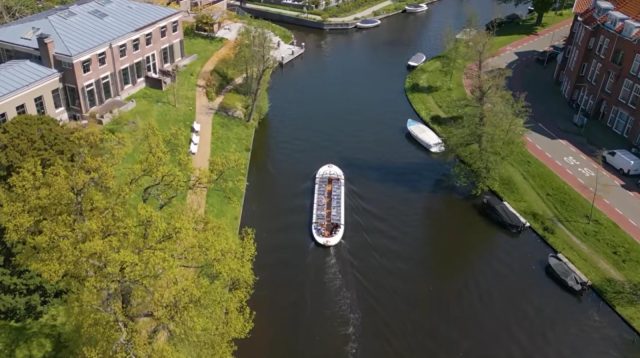 Pemandangan kanal Belanda dari atas dengan jalur lari yang asri