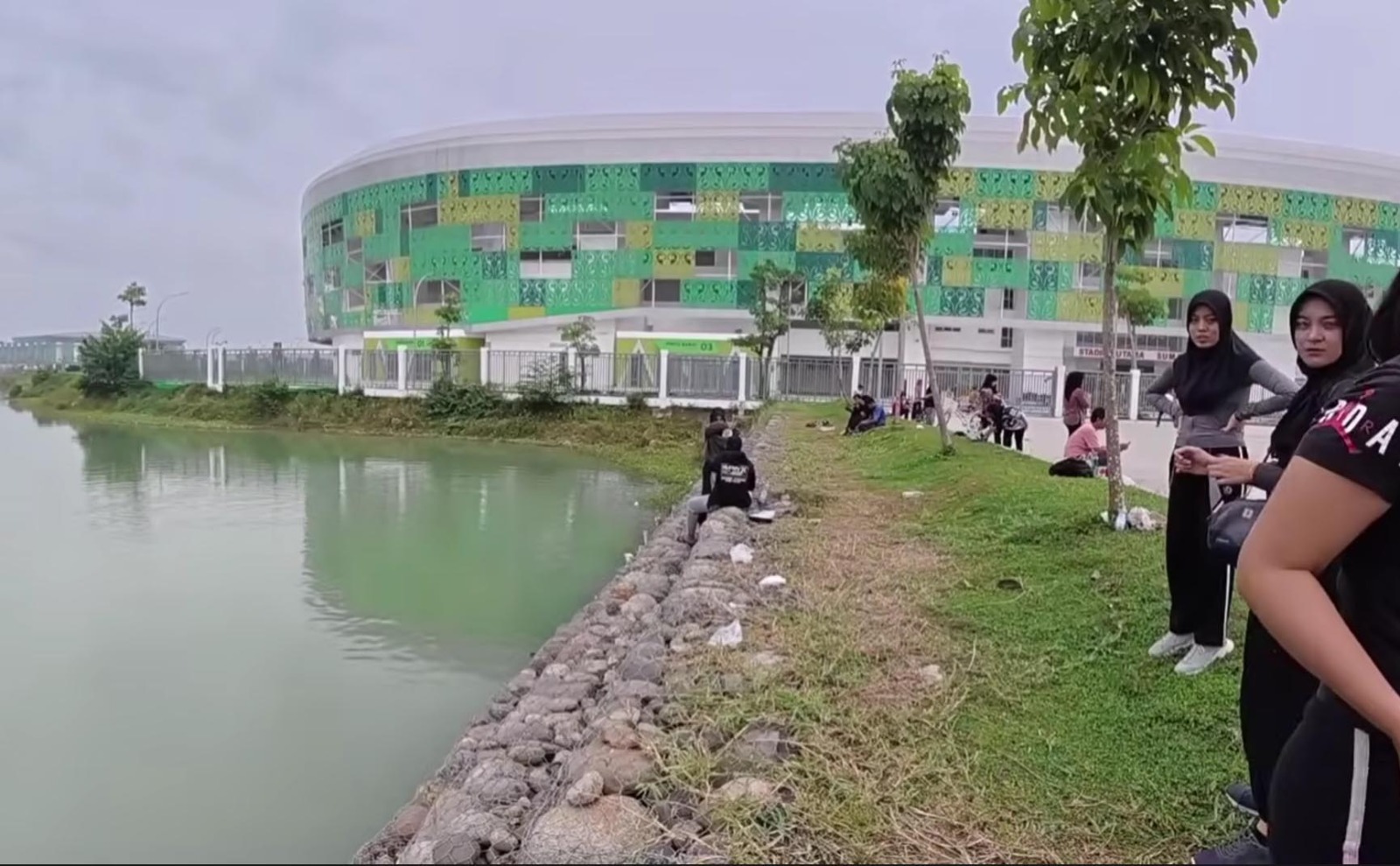 Stadion Utama Sumatera Utara dari tampak luar