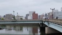 Struktur Jembatan Aioi berbentuk huruf T yang melintasi sungai di Kota Hiroshima.